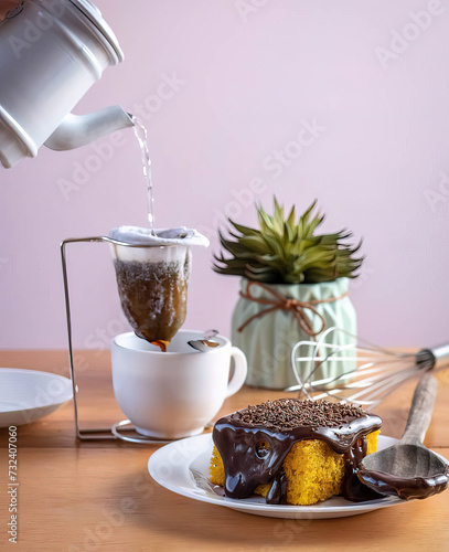 Bolo de cenoura com chocolate e café
