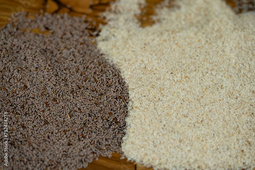 Flohsamen und Flohsamenschalen auf Olivenholz