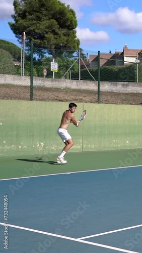 Tenista entrenando duro en pista rápida 
