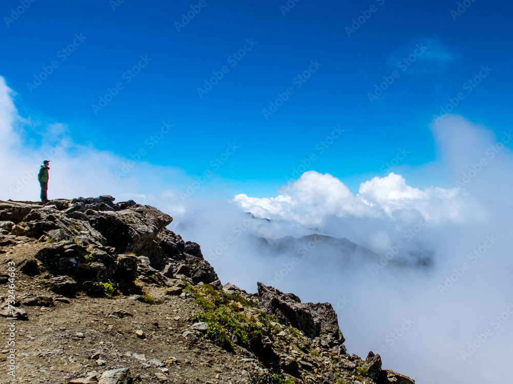 雲海と岩のある山の頂上