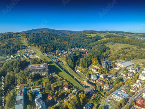 Fototapeta Naklejka Na Ścianę i Meble -  Lot nad centrum Krynicy-Zdroju z porannymi mgłami jesienią.