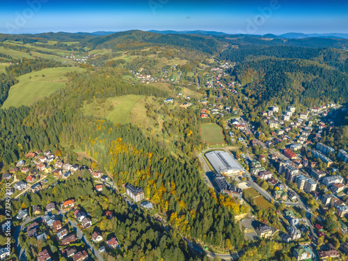 Fototapeta Naklejka Na Ścianę i Meble -  Lot nad centrum Krynicy-Zdroju z porannymi mgłami jesienią. Mglista jesień i krajobrazy.