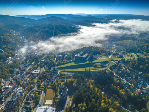 Fototapeta Naklejka Na Ścianę i Meble -  Lot nad centrum Krynicy-Zdroju z porannymi mgłami jesienią. Mglista jesień i krajobrazy.