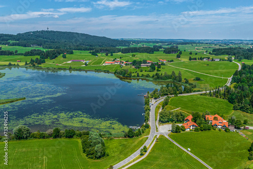 Idyllische Landschaft am Haslacher See bei Bernbeuren im Auerbergland 