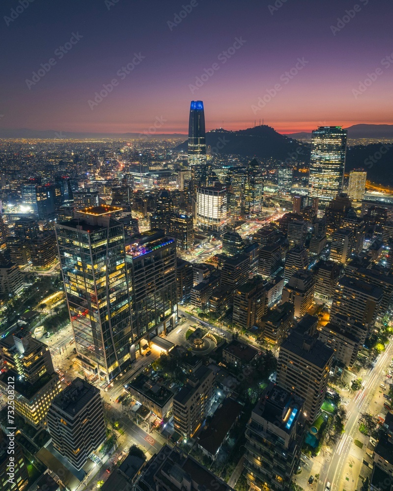 Obraz premium a big city at night with the lights on and buildings lit up