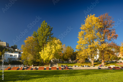 Jesienne popołudnie na deptaku w Krynicy-Zdroju. Jesienny krajobraz. photo