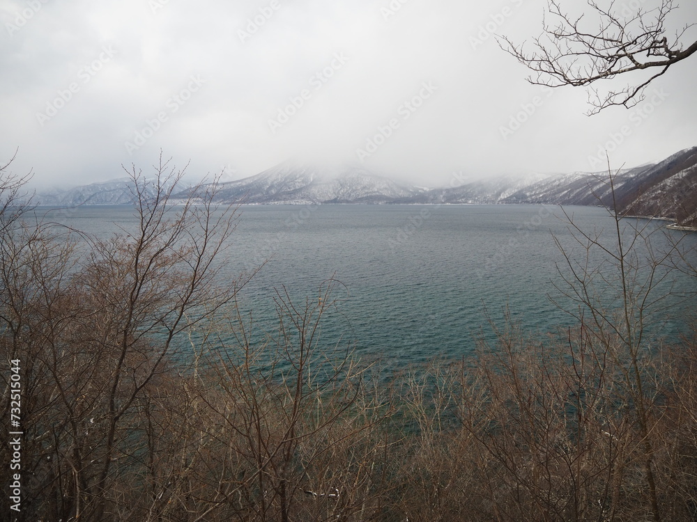 Fototapeta premium 曇り空と支笏湖