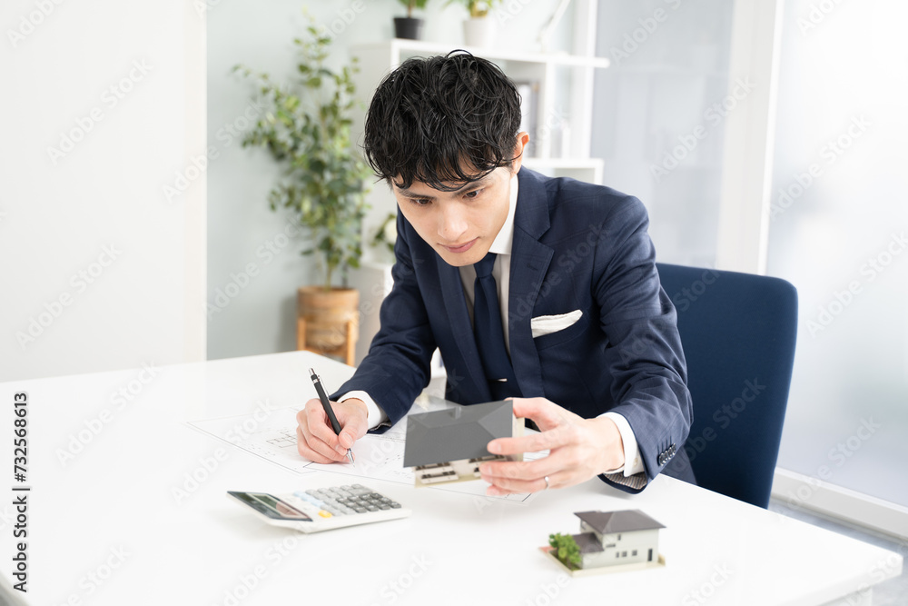 不動産価格を査定するビジネスマン 不動産価格を査定するビジネスマン
