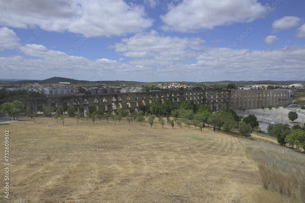 Obraz premium 16th century Amoreira aqueduct viewed from the ramparts, Elvas, Alentejo, Portugal