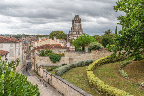 Panorama sur le quartier Saint-Pierre et la cathédrale à Saintes, Charente-Maritime