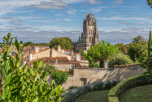 Obraz na płótnie Panorama sur le quartier Saint-Pierre et la cathédrale à Saintes, Charente-Maritime w salonie