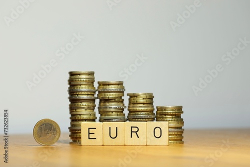 Finanzen, Euro und Geldpolitik symbolisiert durch geldstapel aus Münzen, die auch für Inflation, Investments in Aktien Währungen und Geldwert stehen photo