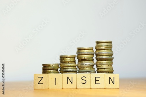 Steigende Zinsen im Finanzwesen und Banking sorgen für höhere Koste, Kredite und Investitionen werden vom Zinssatz der Bank beeinflusst