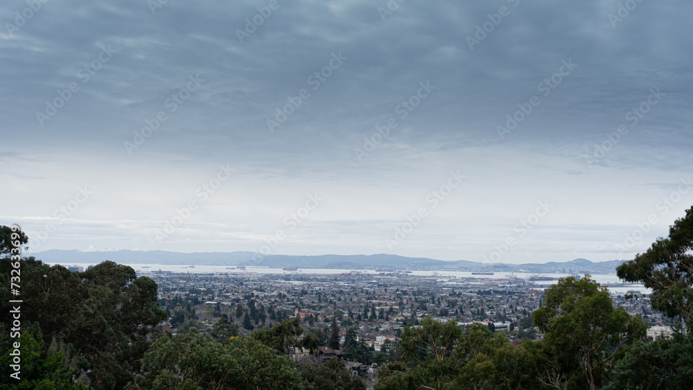 Obraz premium clouds over the view on city