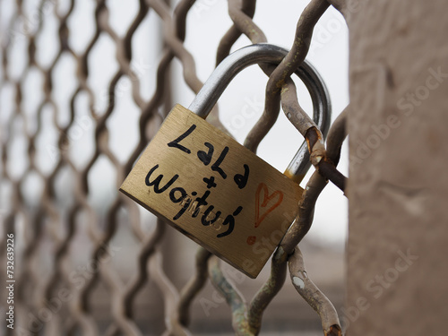 A padlock attached on to the Brooklyn Bridge.