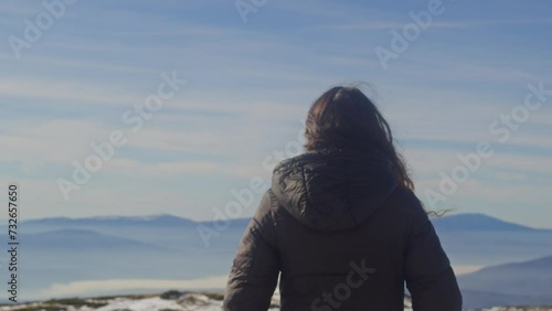 Mujer admirando el paisaje de Stara Planina en el pico de la montana de espalda a ella photo