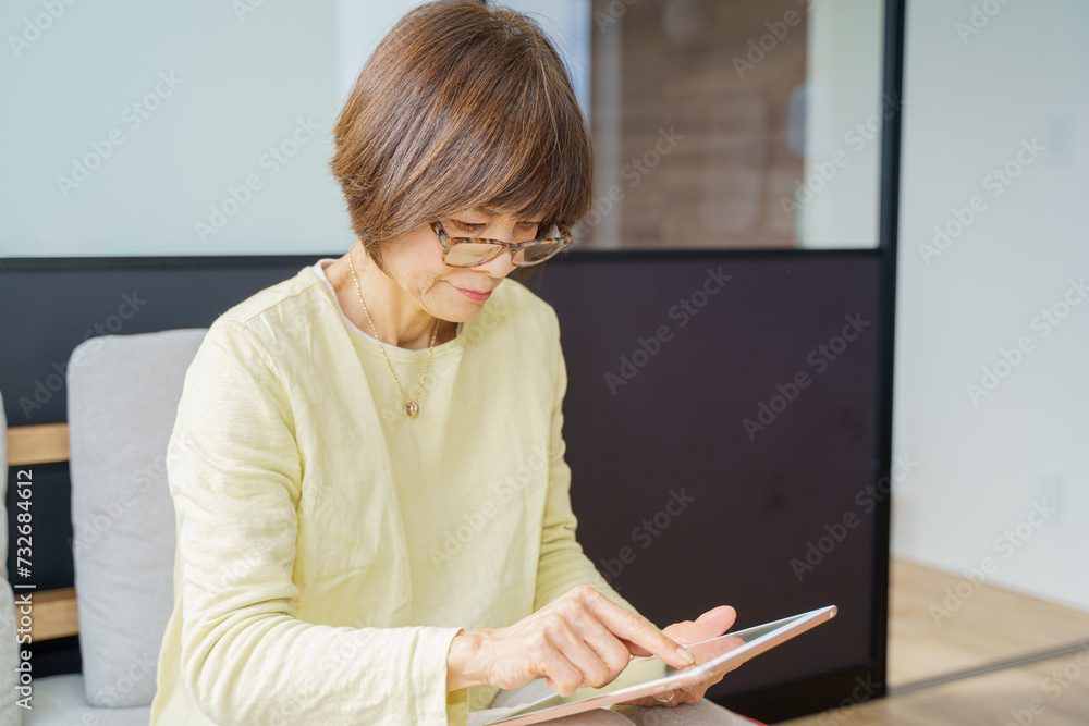 タブレットでリモートワークする女性 タブレットでリモートワークする女性