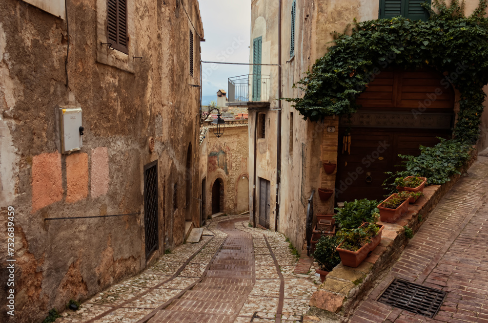 A characteristic alley in the medieval village of Trevi.