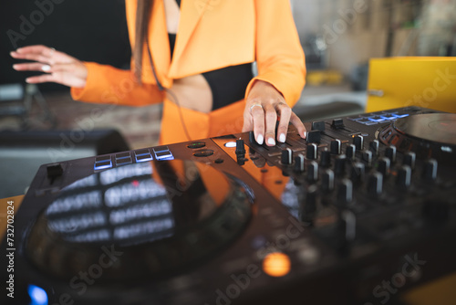 Canvastavla a DJ plays music on a controller at a party