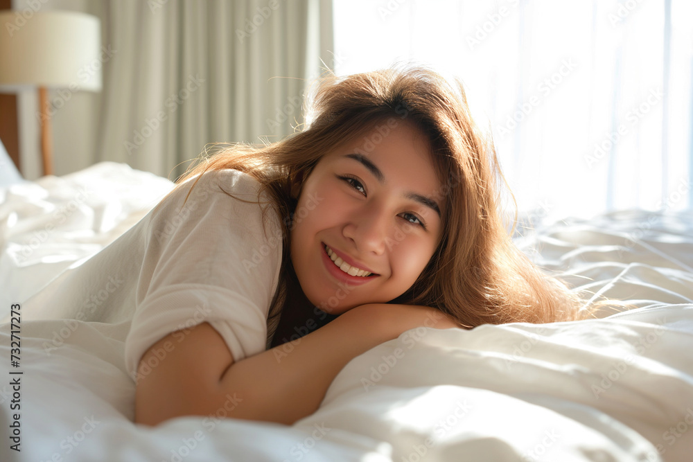 Mulher com expressão de satisfação e bem-estar na cama Mulher com expressão de satisfação e bem-estar na cama
