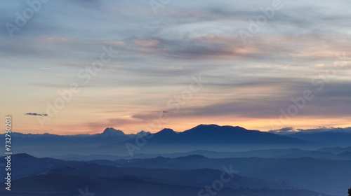 Montagne azzurre e valli al tramonto © GjGj
