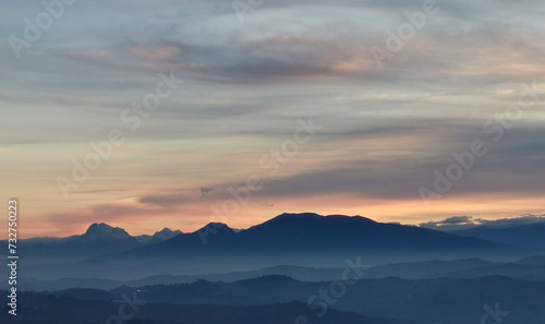 Montagne azzurre e valli al tramonto © GjGj