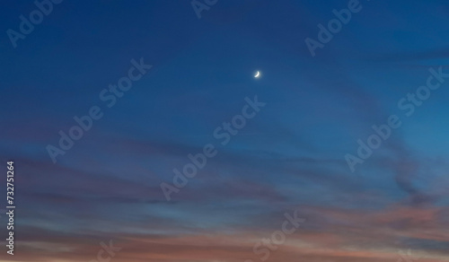 La Luna al tramonto nel cielo tra notte e giorno