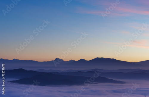 Le valli tra monti si riempiono al tramonto di un mare di nuvole