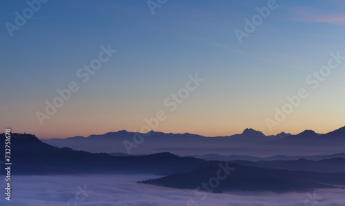 Le valli tra monti si riempiono al tramonto di un mare di nuvole