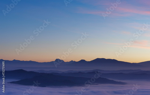 Le valli tra monti si riempiono al tramonto di un mare di nuvole © GjGj