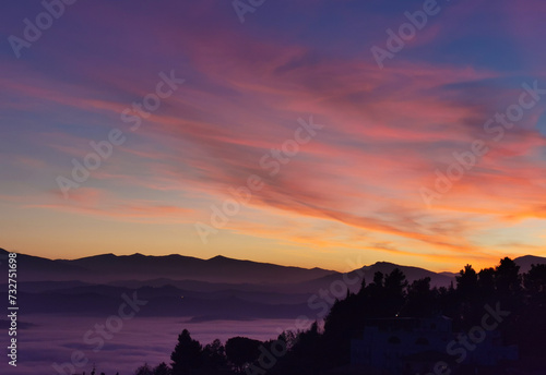 Le valli tra monti si riempiono nel rosso tramonto di un mare di nuvole © GjGj