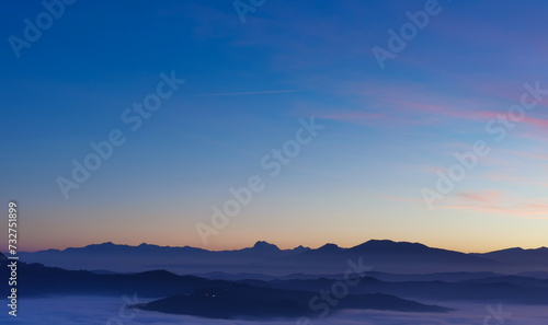 Le valli tra monti si riempiono al tramonto di un mare di nuvole © GjGj