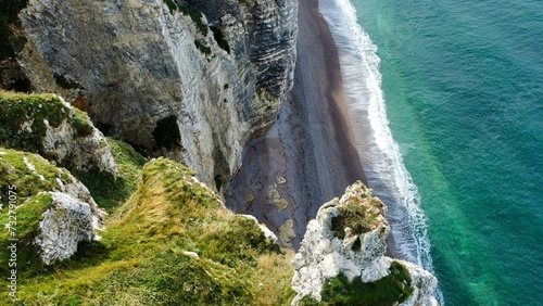 Blick von oben auf die Felsen von Etretat, Normandie, und den Strand