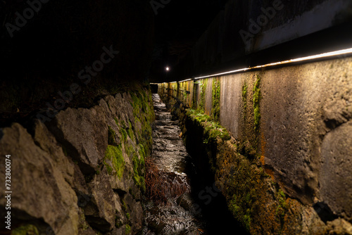 ライトアップされた排水路