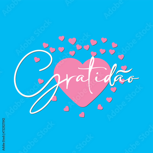 Grateful. Written in Portuguese in white cursive font and on the back there is a pink heart overflowing with hearts and a blue background.