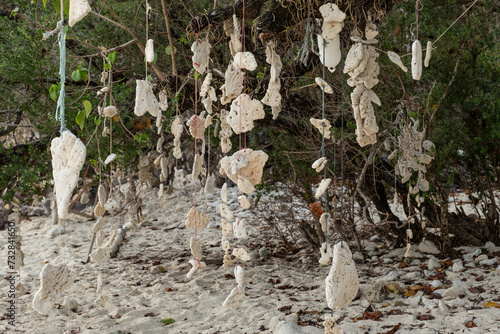 Korallenketten am Strand in Thailand