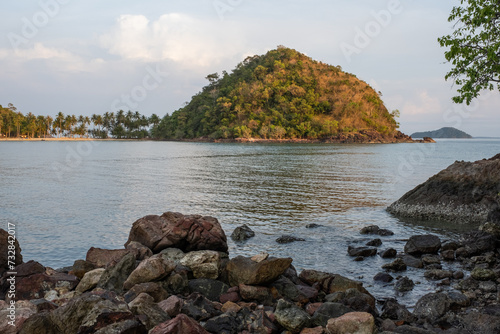 Strand in Thailand, felsig.