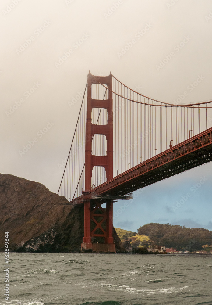 Fototapeta premium Golden Gate Bridge from the waters view, flog overhead