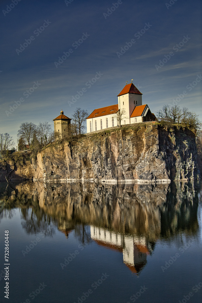 Historische Bergkirche auf dem Kirchberg und am Steinbruch in Beucha, Sachsen, Deutschland Historische Bergkirche auf dem Kirchberg und am Steinbruch in Beucha, Sachsen, Deutschland