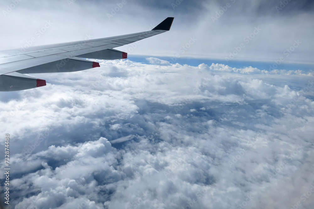 飛行機の窓から見る雲の上の空 飛行機の窓から見る雲の上の空