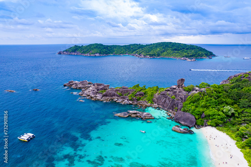 Aerial view of the Similan Islands, Andaman Sea, natural blue waters, tropical sea of Thailand. the beautiful scenery of the island is impressive © Photo Sesaon