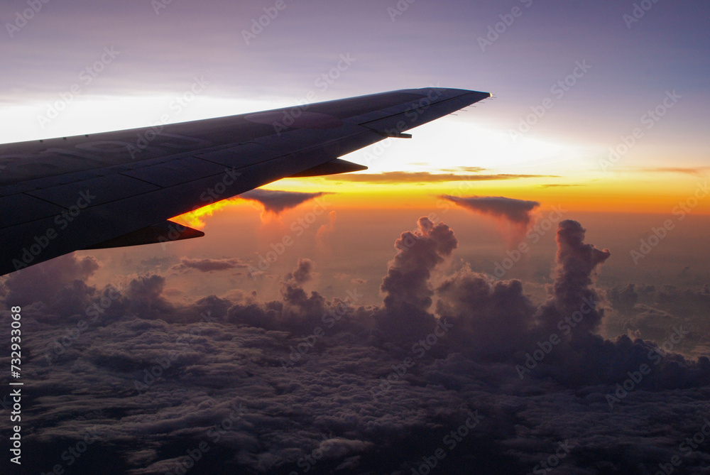 Fototapeta premium 飛行機の窓から見た夕暮れの空の写真
