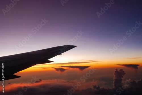 飛行機から見た、飛行機の羽と空の写真