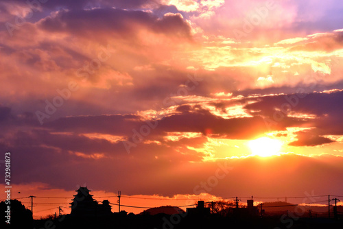 兵庫県・姫路市の東方面から明日の幸せを望む午後の夕陽（ガラスの重ね合わせあり滲み効果） photo