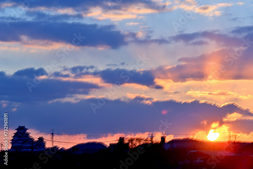 兵庫県・姫路市の東方面から明日の幸せを望む午後の夕陽（ガラスの重ね合わせあり滲み効果） photo