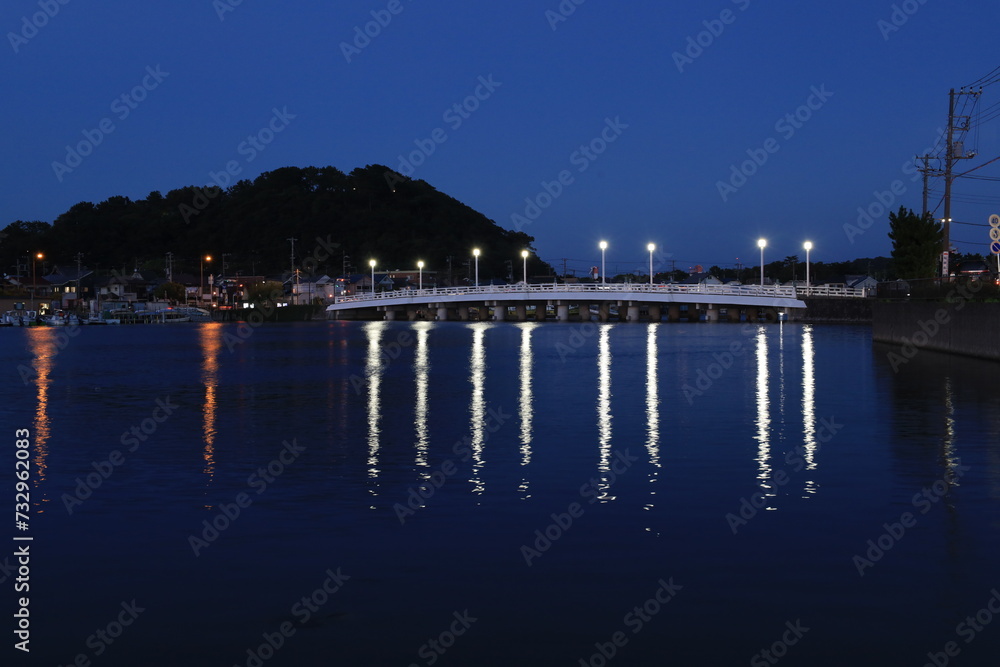 Obraz premium 夕照橋(横浜市金沢区) 付近の夏の夜景