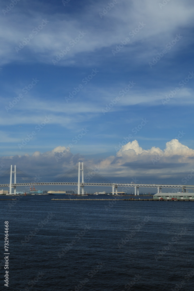 みなとみらいから見る横浜ベイブリッジと雲のある風景