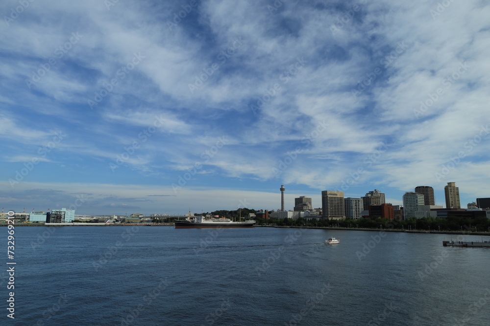 夏の青空と雲と横浜港・都市の風景