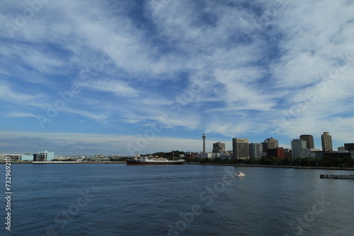 夏の青空と雲と横浜港・都市の風景