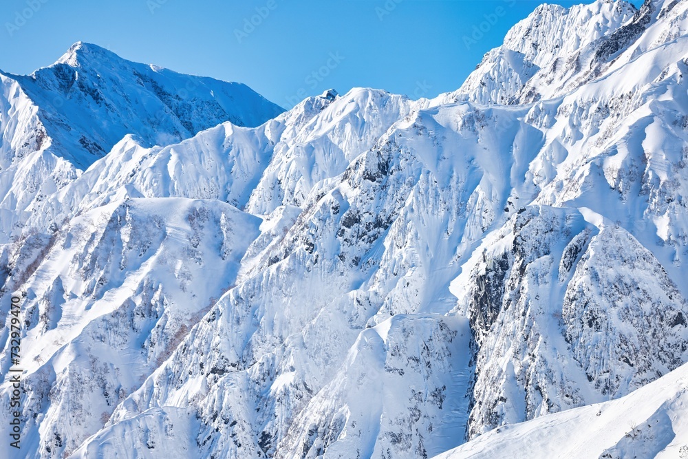 冠雪の北アルプスの五竜岳の稜線